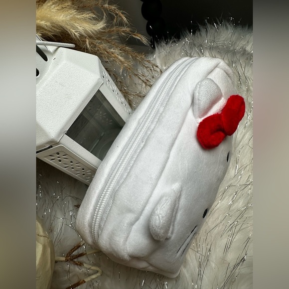 NIP- 3D Hello Kitty Large Pouch - Picture 4 of 6